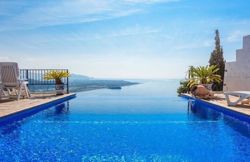 Salobrena Villa | 124 m² Villa ∙ 3 bedrooms ∙ 6 guests