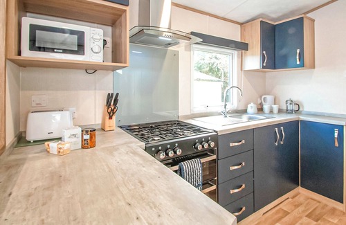 New Forest District House | 12ft-wide caravan with one double with en suite bathroom and one twin bedroom.