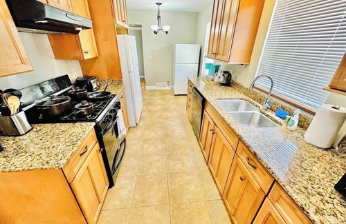 West University House | 13 Beds 7 TVs Sleeps19 W2 AC