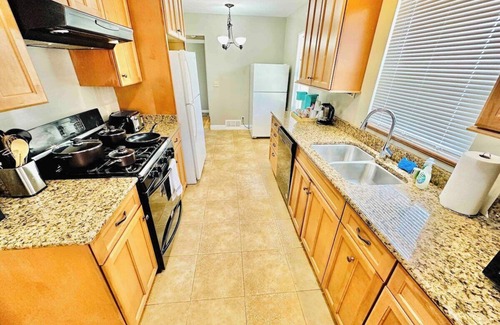 West University House | 13 Beds 7 TVs Sleeps19 W2 AC