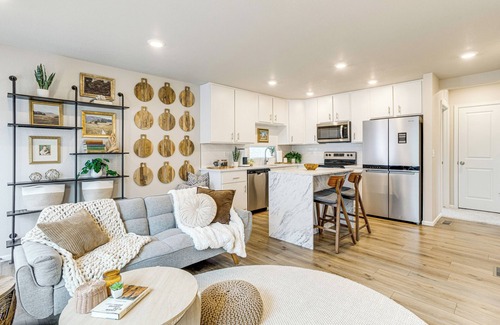 Gateway House | 13 Mi to Dtwn Denver: Spacious Home w/Balcony!
