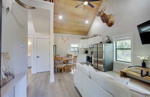 Palestine Cabin | 13 Mi to Dtwn Palestine: Modern Cabin w/Fire Pit