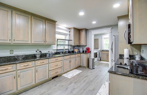 Henagar House | 13 Mi to Guntersville Lake: Henagar Gem w/Hot Tub