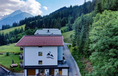 Bach Apartment | 130 m² Apartment ∙ 2 bedrooms ∙ 4 guests