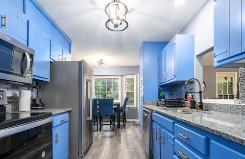 Huntsville House | 13115 Chaney Thompson CAL MTR · {Urban Oaks} Dual Masters/4 Bedrooms/Air Hockey