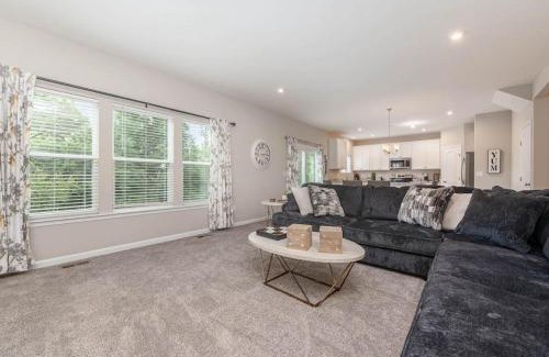 Otterbien Home House | 1344 soaring way NEW Cheerful 5 bedroom home in quiet suburban area