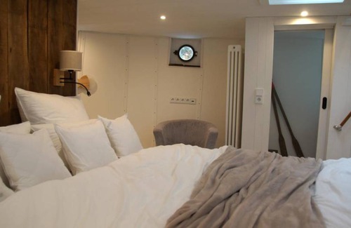 Otterndorf Boat Rental | 135 m² Houseboat ∙ 3 bedrooms ∙ 6 guests