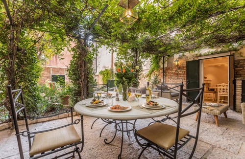 Dorsoduro Apartment | 135 m² Apartment ∙ 3 bedrooms ∙ 5 guests