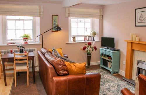 Ludwel Cottage | 138C OLD STAR & GARTER MEWS, romantic in Ludlow