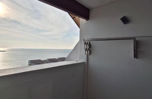 Taman Tanjung House | 13pax GLORY EXECUTIVE SUITE 3R3B, DOORSTEP BEACH, POOL, BBQ, Wifi, 50"TV