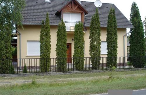 Balatonfenyves Apartment | 14 férőhelyes ház saját stéggel, játszótérrel Balatonfenyvesen vízparti utcában