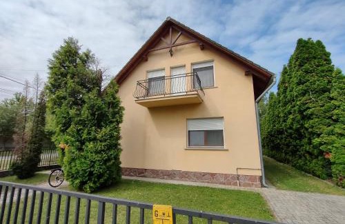 Balatonfenyves Apartment | 14 férőhelyes ház saját stéggel, játszótérrel Balatonfenyvesen vízparti utcában