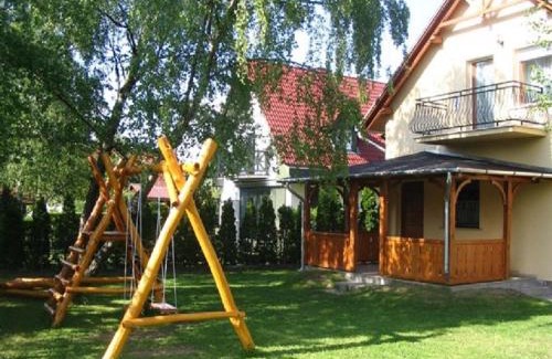 Balatonfenyves Apartment | 14 férőhelyes ház saját stéggel, játszótérrel Balatonfenyvesen vízparti utcában
