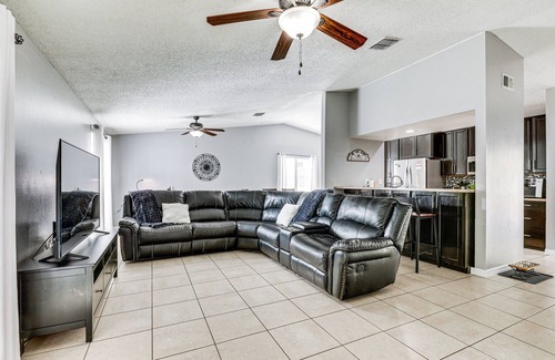 Seffner Community Alliance House | 14 Mi to Dwtn Tampa Bay: Brandon Home w/Fire Pit!