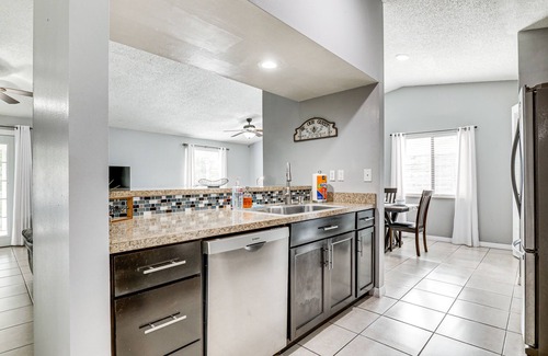 Seffner Community Alliance House | 14 Mi to Dwtn Tampa Bay: Brandon Home w/Fire Pit!
