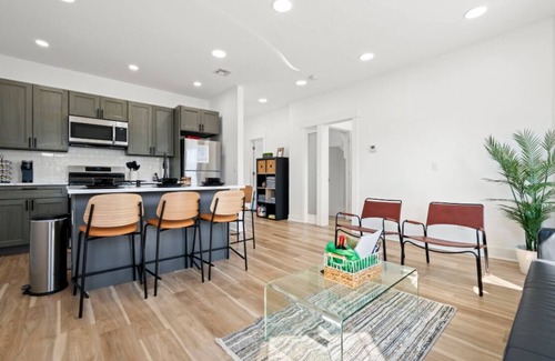 Fair Lawn Apartment | 14 Miles to NYC 2-Floor Duplex for 10 Guests 4BR Free Parking + Laundry