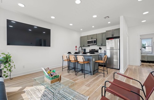 Fair Lawn Apartment | 14 Miles to NYC 2-Floor Duplex for 10 Guests 4BR Free Parking + Laundry