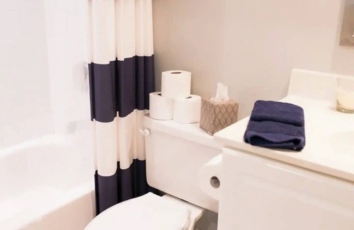 Potomac West House | 14 Min to White House - 1 Studio Rm on Ground Fl w/Patio/Full Bath/Laundry