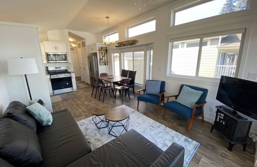 Regional District of Mount Waddington Cottage | 14 - Paddlers Cove Cottage By The Sea at Alder Bay