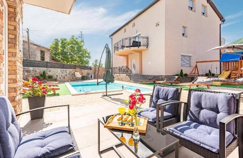 Municipality of Gracac House | 140 m² House ∙ 3 bedrooms ∙ 6 guests