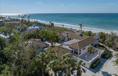 Boca Grande House | 1400-14th - Sleeps 10 - Beachfront - Courtyard Home