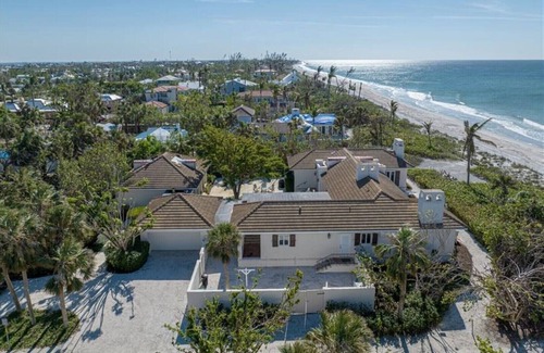 Boca Grande House | 1400-14th - Sleeps 10 - Beachfront - Courtyard Home