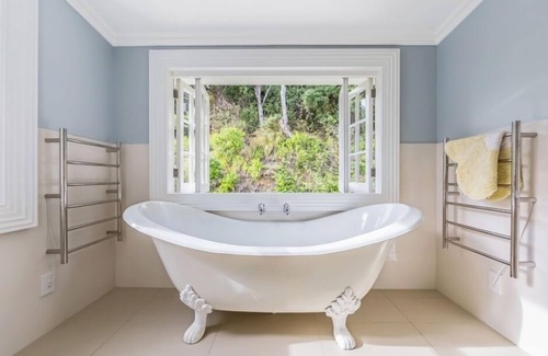 Rawhiti Cabin | 145 yr old, 5 bedroom Lodge Oozing Character with Beach Back and Front