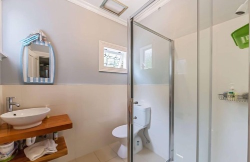 Rawhiti Cabin | 145 yr old, 5 bedroom Lodge Oozing Character with Beach Back and Front