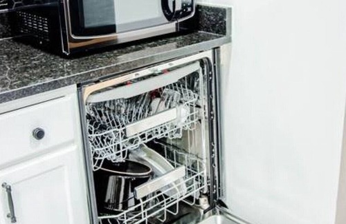 Columbus House | 1450 Briarwood Ave. · The Briarwood Manor Huge 3 Bed, NEW CHEF'S Kitchen