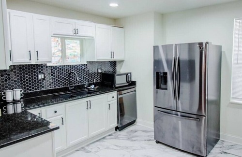 Columbus House | 1450 Briarwood Ave. · The Briarwood Manor Huge 3 Bed, NEW CHEF'S Kitchen