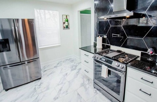 Columbus House | 1450 Briarwood Ave. · The Briarwood Manor Huge 3 Bed, NEW CHEF'S Kitchen