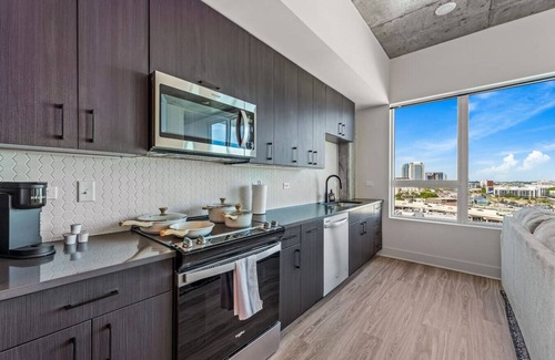 Channel District Apartment | 14th Floor SkySuite | DT Views! | Pool & Gym