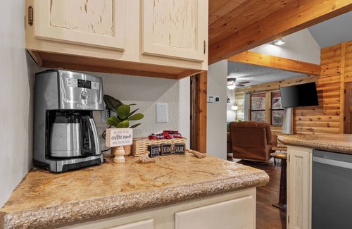Omaha Cabin | 15 gated acres with Pickleball, Creek and hot tub!