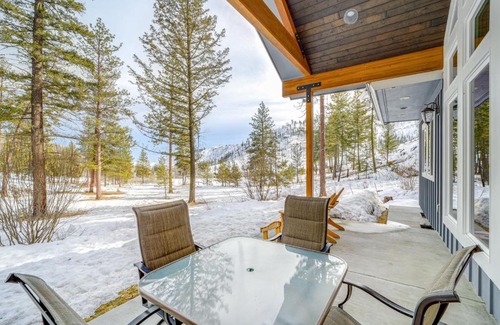 Pateros House | 15 Mi to Lake Chelan Mountain Chalet with Fire Pit!