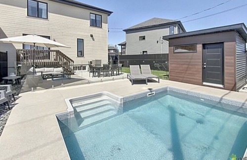 Carignan House | 15 min from dix-30, close to Montreal, quiet area with heated inground pool.