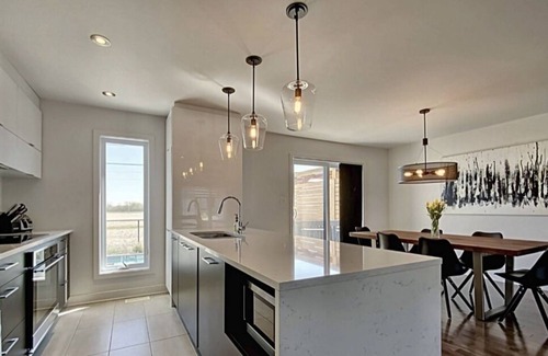 Carignan House | 15 min from dix-30, close to Montreal, quiet area with heated inground pool.