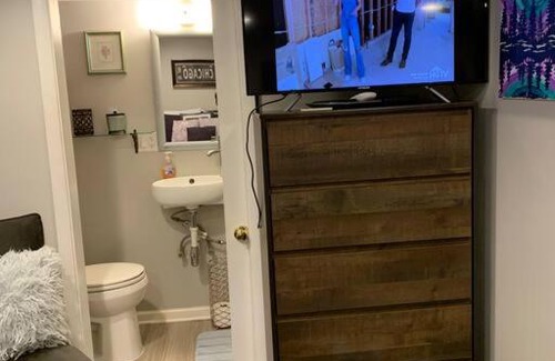 Jefferson Park Apartment | 15 min Ohare/Rivers Casino/Downtown & Parking1