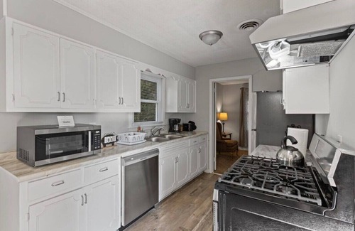 Montgomery House | 15 Minutes from Downtown! Welcome to Woodbridge