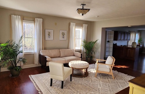 Waynesville Other | 15 minutes from Kings Island! Spacious farmhouse that sleeps up to 11!