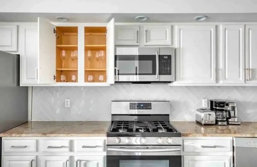Union City Apartment | 15 minutes from NYC with Onsite parking and Washer+Dryer