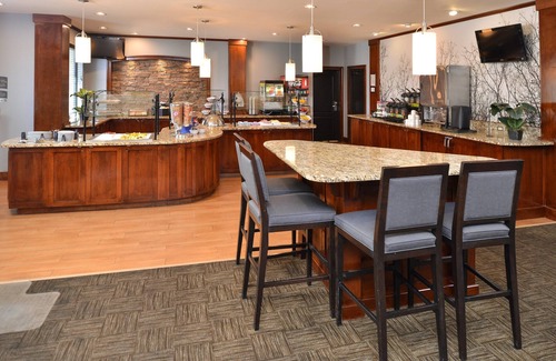 Hollywood Park Apartment | 15 Minutes from Six Flags! | Studio with Roll-in Shower + Outdoor Pool and Hot Tub