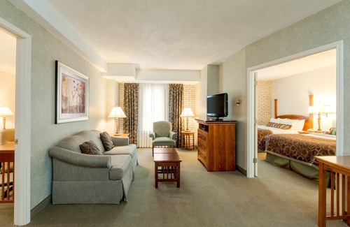 Shearer Hills - Ridgeview Condo | 15 Minutes from the Riverwalk! | Outdoor Pool, Hot Tub, and Free Breakfast!