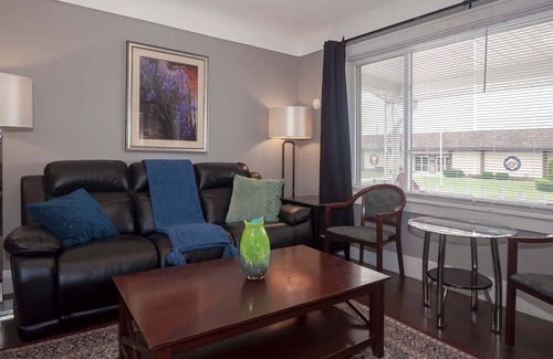 Warren House | 15 Minutes to Almost Anywhere! Safe and Clean!