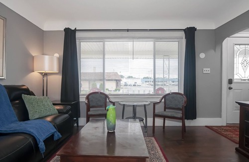 Warren House | 15 Minutes to Almost Anywhere! Safe and Clean!