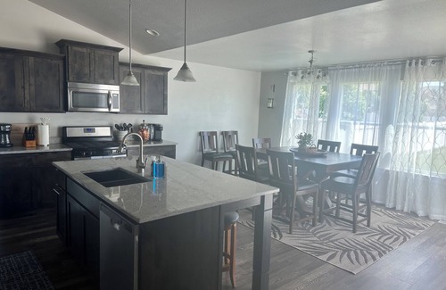 Heber House | 15 minutes to YEAR ROUND adventures! Spacious Comfortable and Accommodating