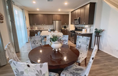 Riverside House | 15% Off Comfortable 2-Story 3 Rooms in Riverside