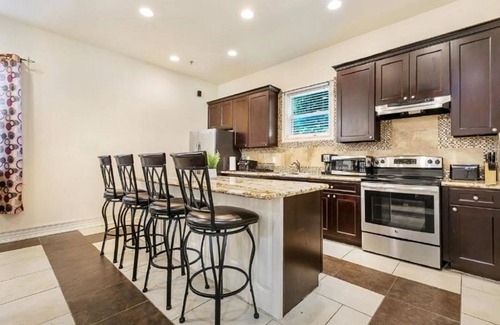Faubourg Lafayette Condo | 15% OFF Monthly |10% OFF Weekly-Carondelet Street Cozy Condos