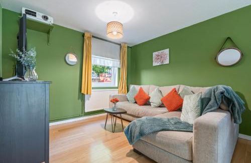 Chaucer Apartment | 15 Percent Off- Stylish London Bridge Home w Netflix & Parking-GeniusDeal-MobileDeals for Contractors-Families-LongStays!