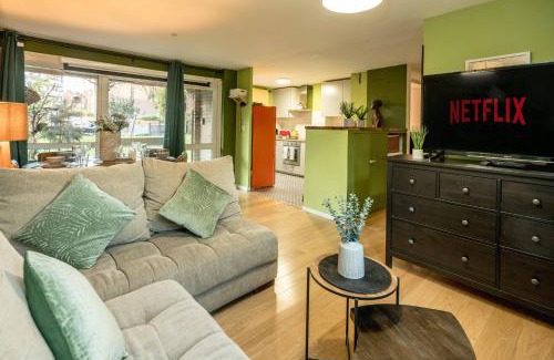 Chaucer Apartment | 15 Percent Off- Stylish London Bridge Home w Netflix & Parking-GeniusDeal-MobileDeals for Contractors-Families-LongStays!
