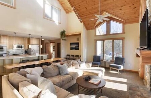 Pine City House | 150+ ft Of Lakeshore/Private Beach/4 Acres